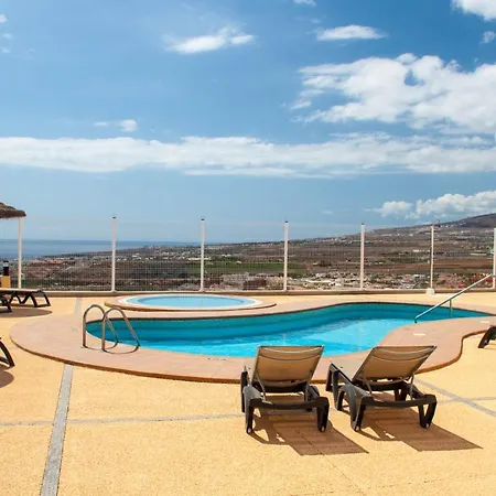 Rooftop With Ocean View And Heated Pool アデヘ